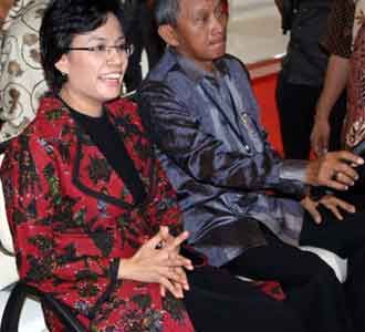 Menkeu Coba-coba Mobil di IIMS