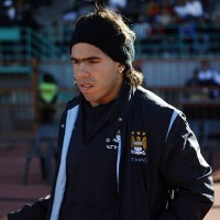 Debut Tevez Masih Lama