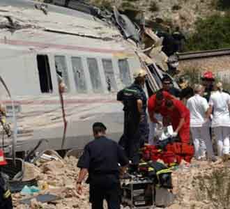 KA Tergelincir, 6 Orang Tewas