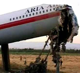 Pesawat Hantam Tembok, 17 Orang Tewas