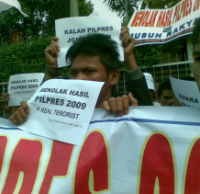 Serukan Hargai Putusan KPU, Puluhan Orang Demo di Jl Imam Bonjol