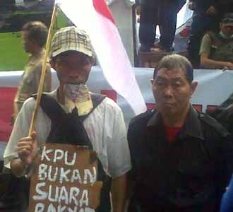 Demo Pendukung Mega Diguyur Hujan