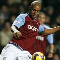 Bolton Kuatkan Lini Belakang