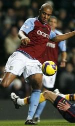 Bolton Kuatkan Lini Belakang