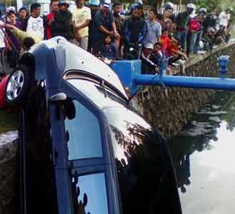 Suzuki Swift Terjungkal Masuk Kali