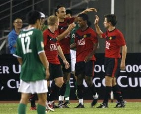 Giggs Hattrick, MU Menang 8-2