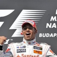Hamilton Naik Podium, Hamilton Juara