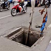 Jalanan di Tebet Rusak dan Berlobang