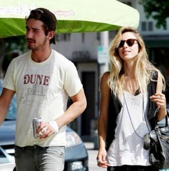 Shia LaBeouf Pacari Perempuan Pirang Misterius