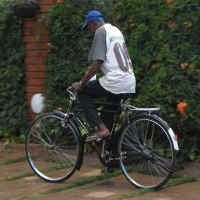 Nge-charge Ponsel,  Cukup Gowes Sepeda