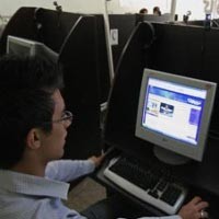 Serunya Perang Pemerintah vs Ahli Internet di Iran