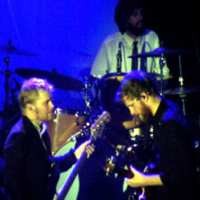 2 Lagu MAE Dinikmati dengan Kacamata 3D