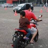Test Ride Motor Nggak Pakai Helm?