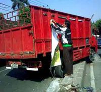 Truk Tabrak Separator Jalan