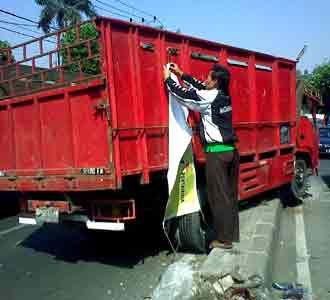 Truk Tabrak Separator Jalan