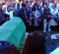 Iringan Tangis di Pemakaman Melina