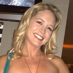 Bintang Epic Movie Seksi di Paku Kuntilanak