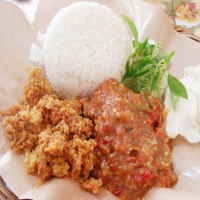 Mantap, Gurih dan Pedas Ayam Penyet 