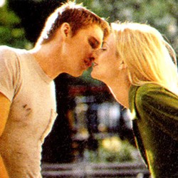 Latih Ciuman dan Tingkatkan Performa Ranjang Anda!