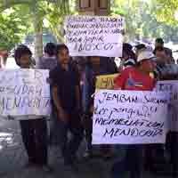 Penghasilan Turun, Puluhan Sopir Geruduk Kantor Dewan