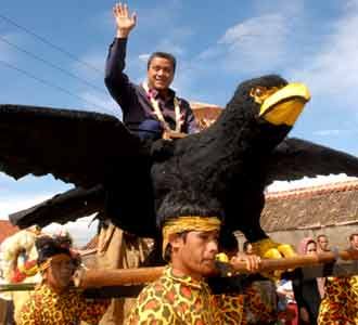Dede Yusuf Naik Burung Gagak
