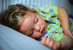 Ajarkan Anak Berani Tidur Sendiri 
