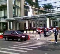 Garis Polisi JW Marriott & Ritz-Carlton Dibuka