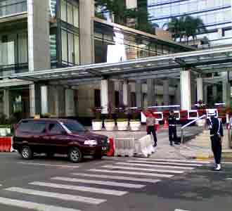 Garis Polisi JW Marriott & Ritz-Carlton Dibuka