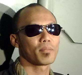 Yoyo Eksis dengan Kacamata Hitam