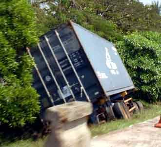 Kontainer Terperosok di Tol Cikampek