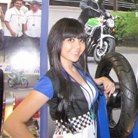 Berburu Foto Wanita Seksi di IIMS