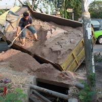 Truk Pasir Terperosok Got, Jl Danau Sunter Utara Macet