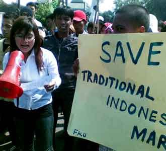 Puluhan Orang Geruduk Carrefour