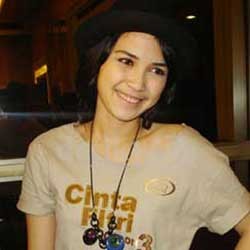 Dinda Kanya Tetap Pede Dengan Tompel