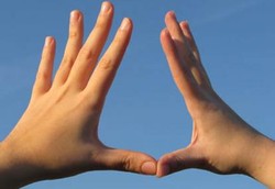 Kebiasaan Membunyikan Jari Picu Kerusakan Sendi 