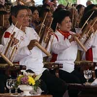 SBY Dipandu Bocah 7 Tahun Main Angklung