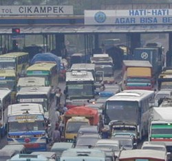 2 Truk Melintang di Km 55 Tol Cikampek, Lalin Tertutup