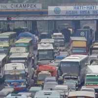  2 Truk Naas di Tol Cikampek Dievakuasi, Lalin Kembali Normal