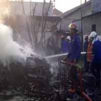 Tumpukan Kayu Gudang Percetakan Terbakar