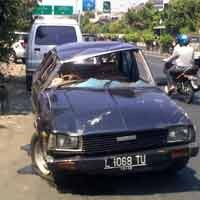 Gara-gara Mengantuk, Toyota Corolla Terbalik di Jalan Moestopo