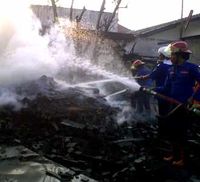 Tumpukan Kayu Gudang Percetakan Terbakar