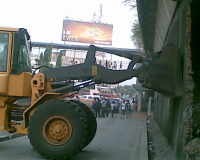 Tembok Fly Over Senen Dirobohkan, Lalu Lintas Tersendat