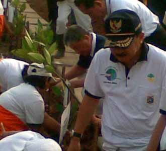 Fauzi Bowo Tanam Bakau