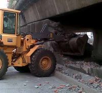 Tembok Fly Over Senen Dirobohkan
