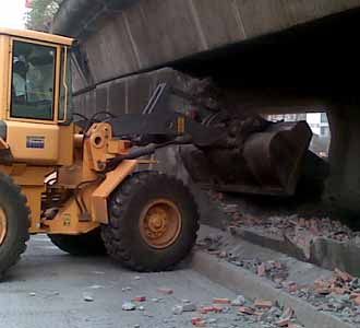 Tembok Fly Over Senen Dirobohkan