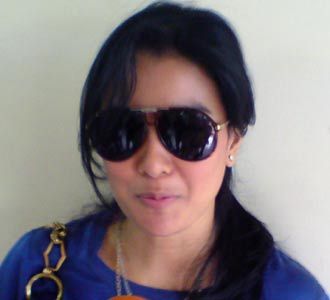 Marcella Zalianty Berkacamata Hitam