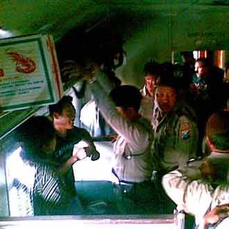 Razia Teroris di Atas Kereta