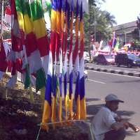 Merah Putih Monoton, Bendera Berwarna Lebih Laku