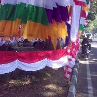 Musim Kemarau, Petani Banting Stir Jualan Bendera