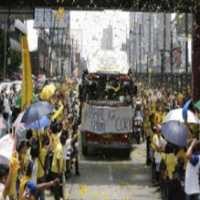 Peti Jenazah Cory Aquino Diarak, Ribuan Warga Filipina Luapkan Cinta